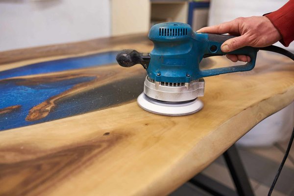 Table bois époxy : fabrication, particularités, achat et prix