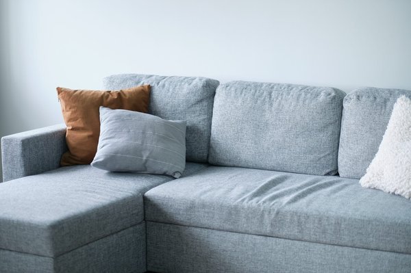 Optimisez l'espace dans votre petit salon avec ces conseils pour aménager son canapé d'angle