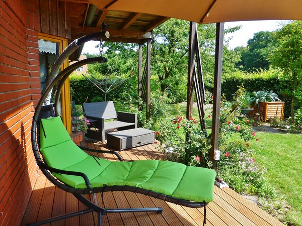 Espace de vie en plein air : Les incontournables facettes d’une bâche pour terrasse de mobil home