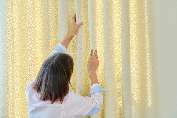 Les rideaux dorés qui apportent une touche d'élégance à votre intérieure