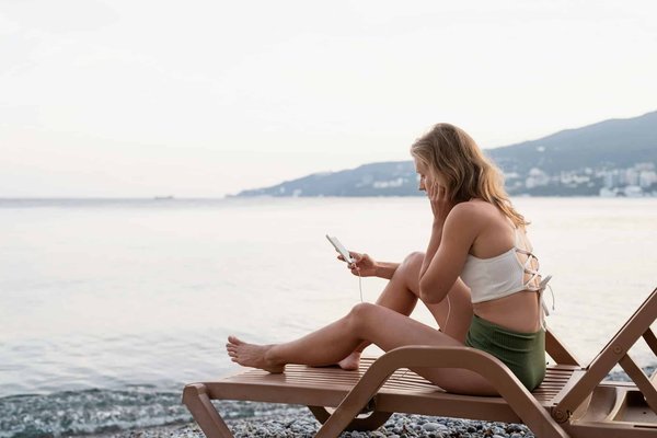 Pourquoi investir dans un bain de soleil en bois pour votre oasis extérieur ?