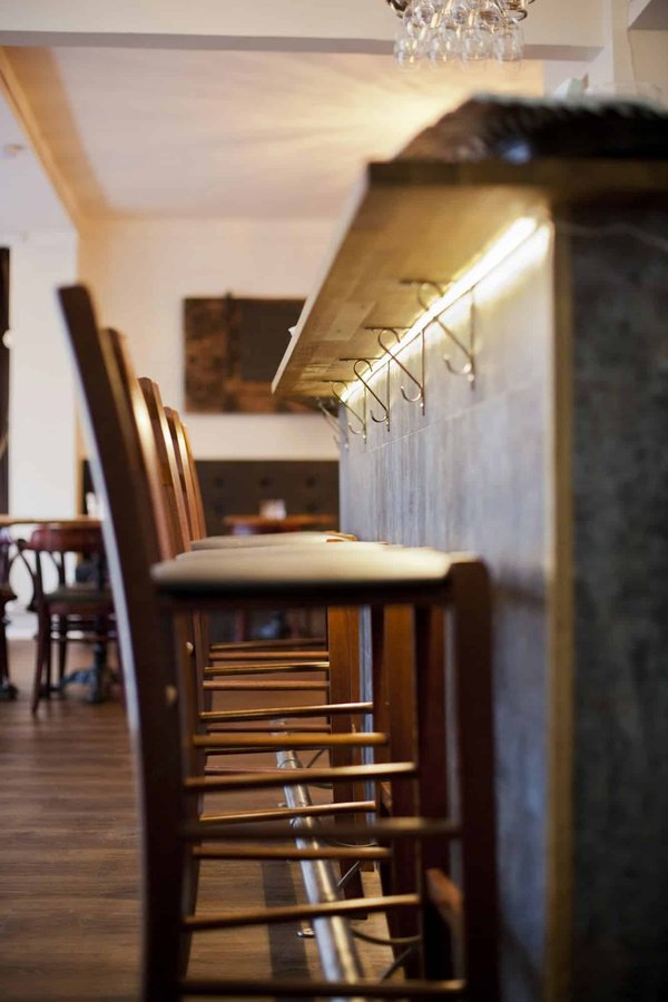 Tabouret et chaise de bar : les distinctions majeures dans le monde du mobilier de bar
