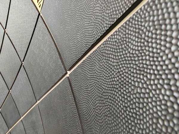 Artynium : quels sont les avantages des panneaux décoratifs CLAUSTRA en bois massif, MDF ou trespa ?