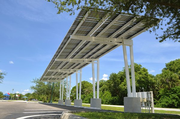 Quels sont les avantages d'une ombrière photovoltaïque ?