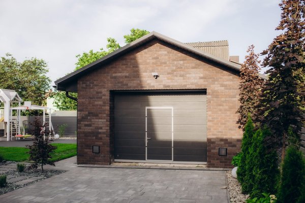 Facture d’électricité : économisez gros avec un abri de voiture en bois et solaire