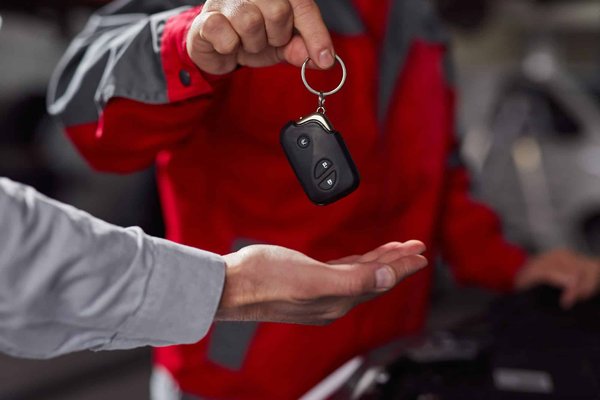 Serrurier automobile à Nice : comment il réalise un double de clé ?